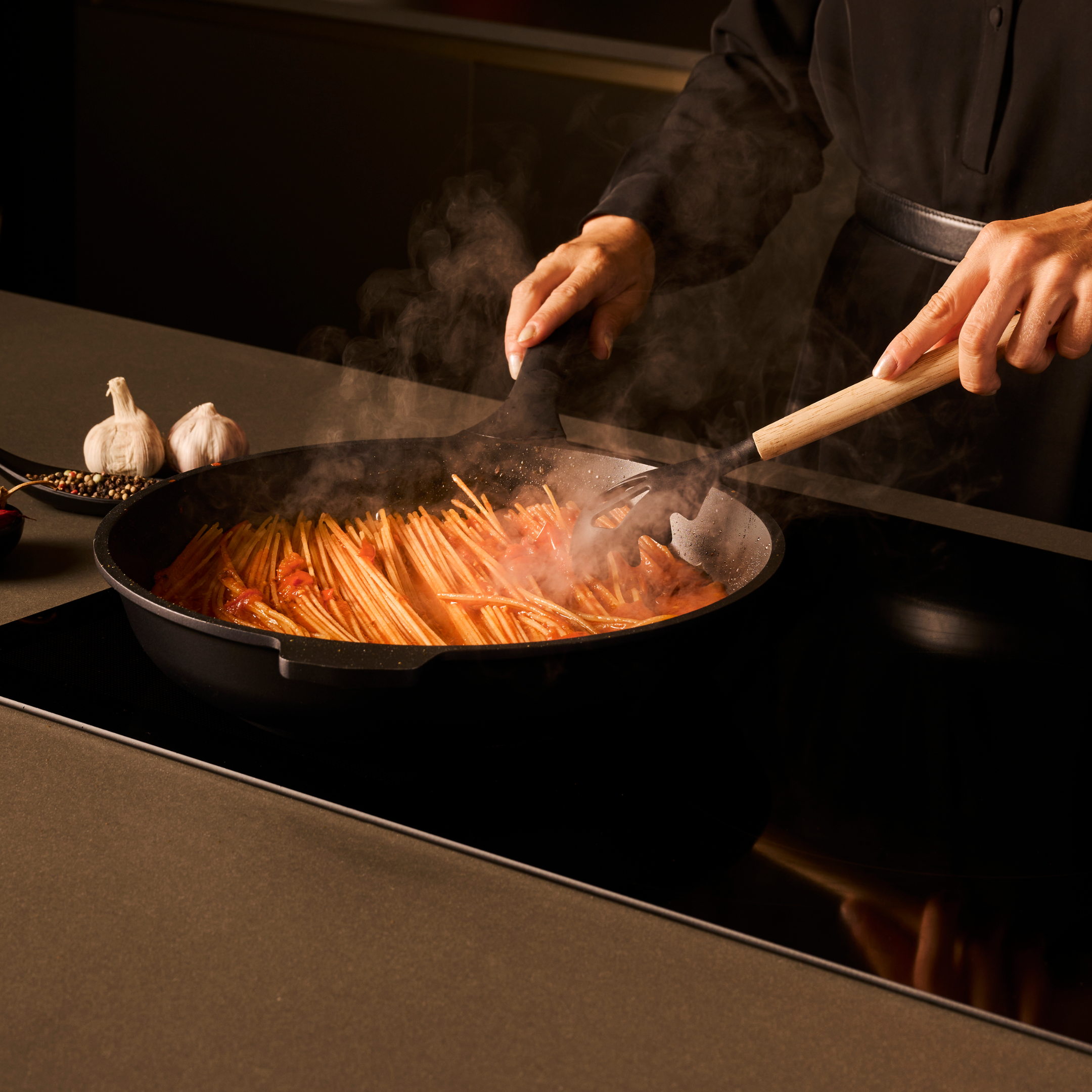 PADELLA 32 CM Antiaderente in pietra fondo a induzione in acciaioAntiaderente in pietra, fondo a induzione in acciaio + coperchio + forchettone in silicone