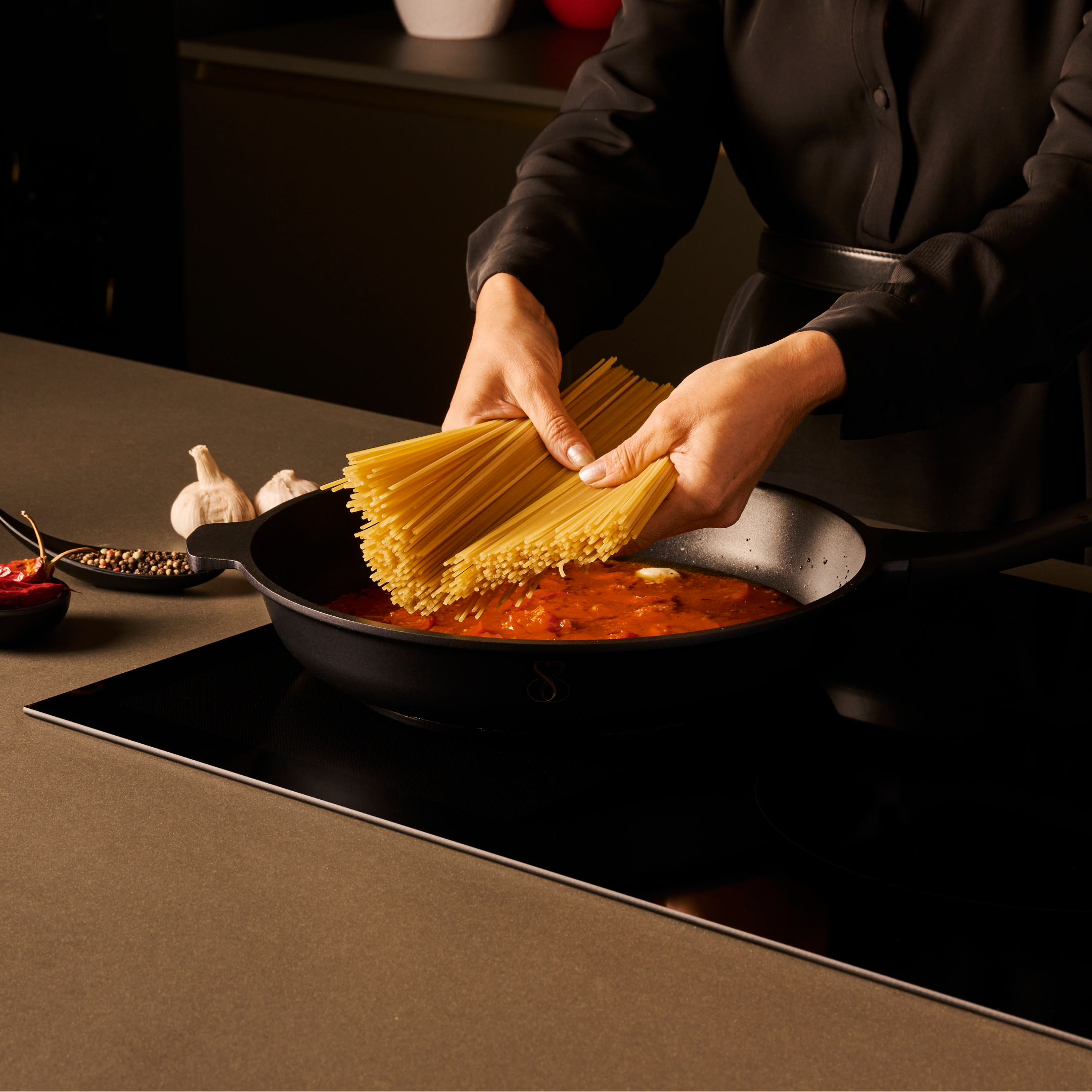 PADELLA 32 CM Antiaderente in pietra fondo a induzione in acciaioAntiaderente in pietra, fondo a induzione in acciaio + coperchio + forchettone in silicone